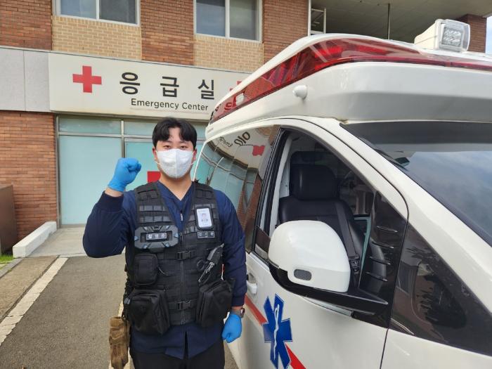 수해복구 대민지원을 위해 이동하던 중 교통사고 현장을 목격하고 시민을 구조한 육군39보병사단 김시환 군무주무관. 