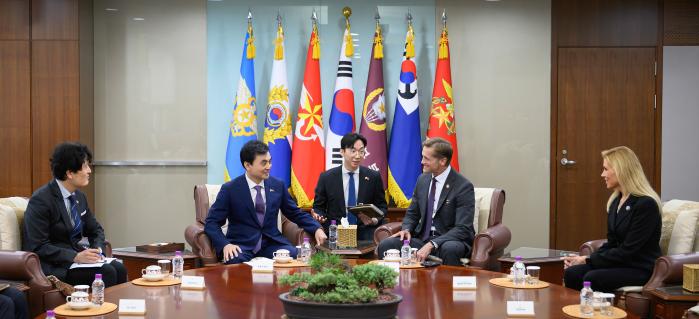 안규백(왼쪽 둘째) 국방부 장관이 지난 14일 서울 용산구 국방부에서 리처드 매코믹(오른쪽 둘째), 베스 반 듀인(맨 오른쪽) 등 미국 하원의원단과 한미동맹 발전 방안을 논의하고 있다. 국방부 제공