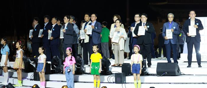 국민대표 80명이 자신이 직접 쓴 ‘빛의 임명장’을 들고 제21대 대통령 국민임명식 무대에 서 있다. 이들은 행사 중 무대에 마련된 대형 큐브에 임명장을 거치했다. 연합뉴스