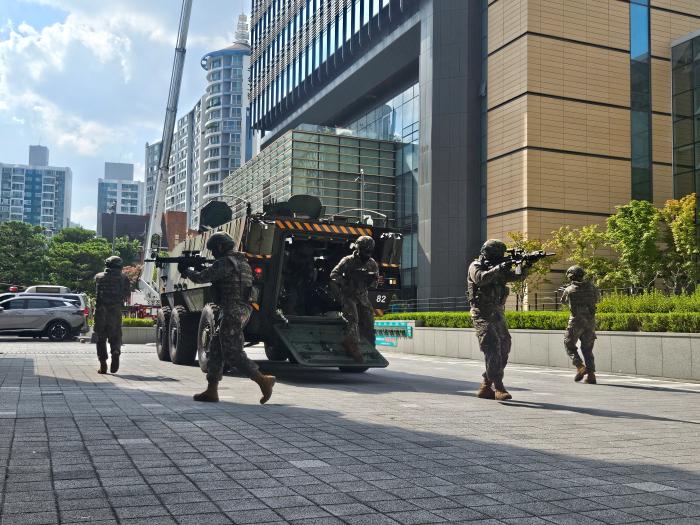 육군50보병사단 팔공산여단 장병들이 가상의 테러가 발생한 대구시 IM뱅크 본점에 투입되고 있다. 부대 제공
