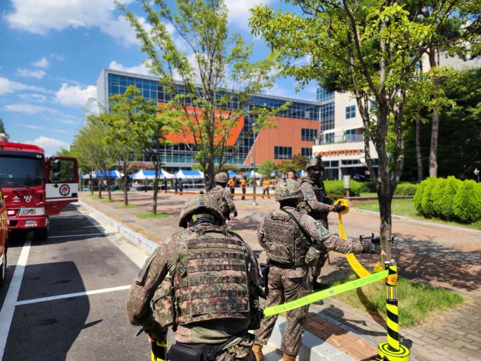 육군53보병사단 장병들이 18일 울산시 오토밸리복지센터에서 진행된 다중이용시설 테러 대응 실제훈련 중 현장 통제라인을 설치하고 있다. 부대 제공