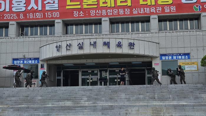 육군39보병사단이 19일 경남 양산시 양산종합운동장에서 개최한 다중이용시설 테러 대비 통합방위훈련에서 장병들이 적 특작부대 격멸을 위해 건물 내부로 진입하고 있다. 부대 제공