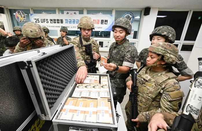 미125재정대대 장병들이 육군2작전사령부에 도착한 모의화폐를 검수하고 있다.육군 제공