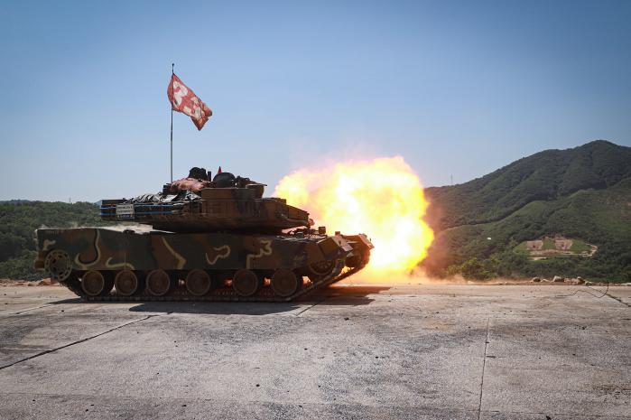 육군30기갑여단 천마대대 ‘전차포 사격훈련’에서 K1A2 전차가 포탄을 발사하고 있다. 부대 제공
