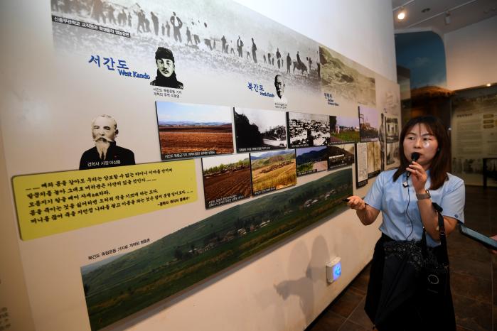 간도지역 독립운동사에 관해 설명하는 김미란 해설사.