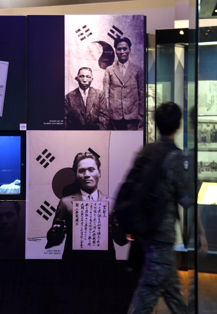 윤봉길 의사 관련 전시물을 살펴보고 있는 장병.