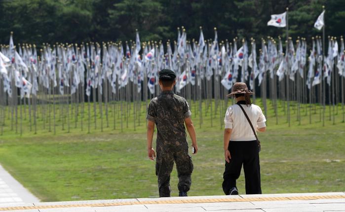 어머니와 독립기념관을 찾은 장병.