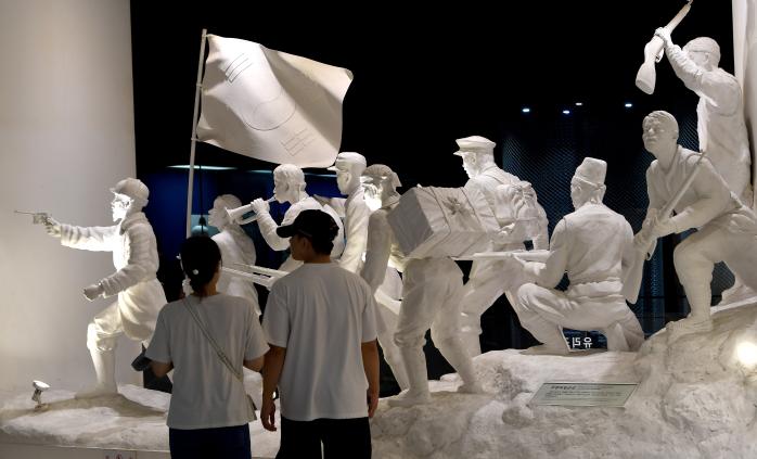 5전시관 내 ‘무명독립군상’을 보고 있는 관람객들.