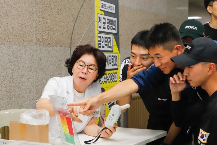 육군3사관학교가 20일 개최한 금연 인문학 콘서트에서 인하대학교 산학협력단 최정미 금연상담사가 장병들에게 금연 관련 상담을 하며 일산화탄소 수치를 확인해 주고 있다. 부대 제공
