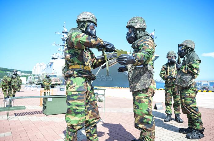 해군작전사령부 부산기지방호전대 장병들이 20일 부대에서 진행된 화생방 대응 훈련 중 안전지대에 설치된 치료시설에서 피폭환자를 제염하고 있다. 부대 제공