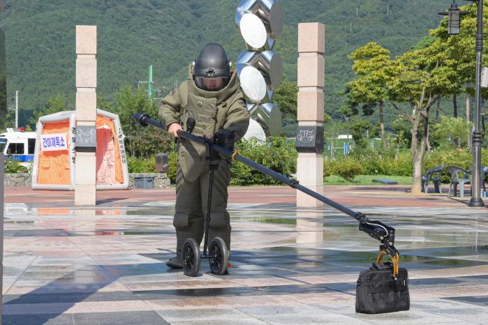 경주역 광장에서 진행된 민·관·군·경 합동 폭발물 처리 훈련에서 해병대군수단 장병들이 폭발물 이송기로 폭발물을 옮기고 있다. 사진 제공=송예훈 일병