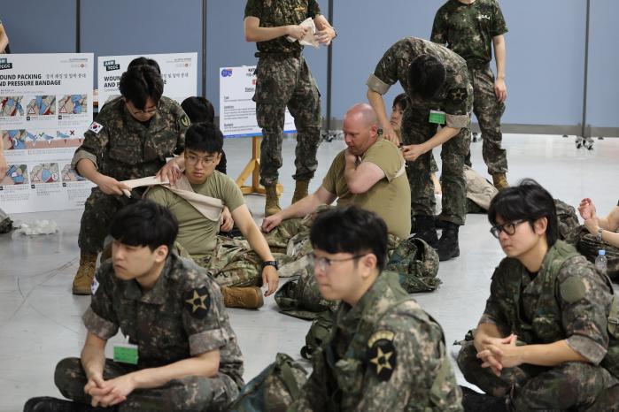 전투부상자처치 훈련에서 응급처치 절차를 숙달하는 예비군들.