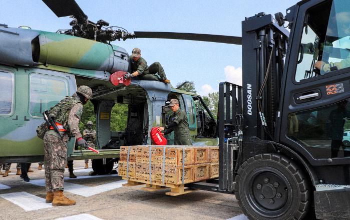 육군탄약지원사 7탄약창 장병들이 UH-60 헬기에 탄약을 적재하고 있다. 부대 제공