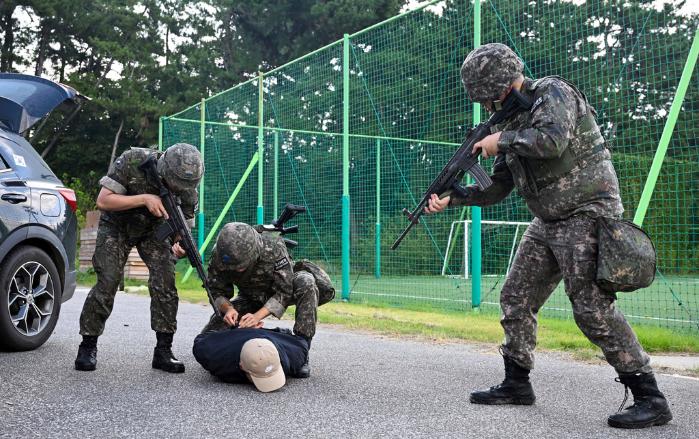 21일 공군38전투비행전대 초동조치팀이 거동수상자를 제압하고 있다. 사진 제공=박용태 중사