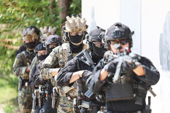 육군특수전사령부 귀성부대 특임대원과 인천경찰청 경찰특공대원이 21일 인천시 중구 영종도 근접전투훈련장에서 을지 자유의 방패(UFS) 연습의 하나로 실시한 군·경 합동 대테러 훈련에서 한 팀을 이뤄 기동하고 있다. 김병문 기자