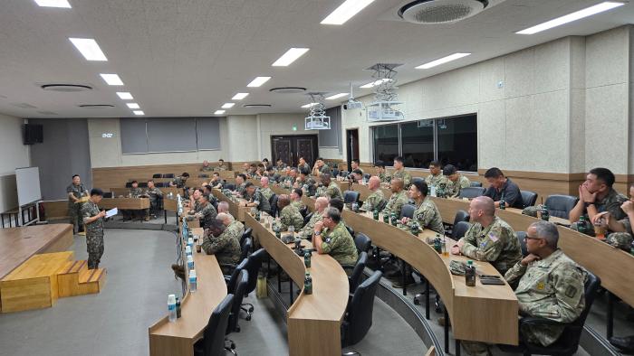 육군53보병사단이 21일 개최한 ‘한미 주임원사 연합활동’ 참석자들이 발표를 듣고 있다. 부대 제공
