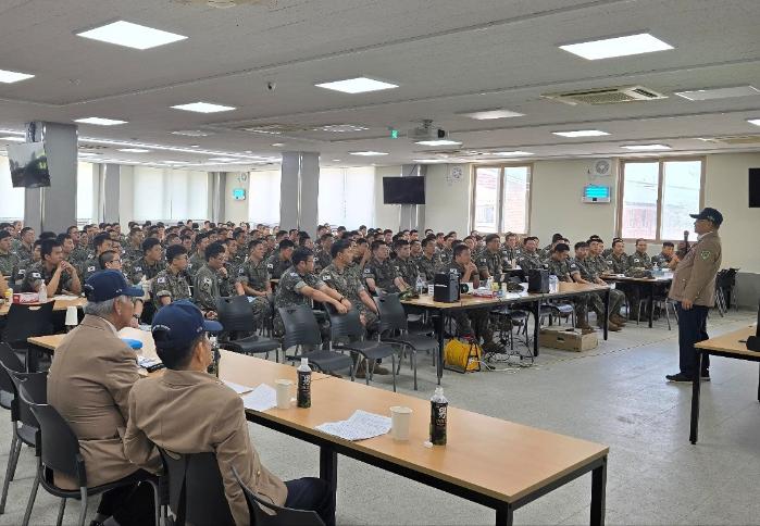 ‘안케패스 대혈전 전승전우회’ 소속 베트남전쟁 참전용사가 육군8기동사단 두코대대 장병들을 대상으로 강연하고 있다. 부대 제공