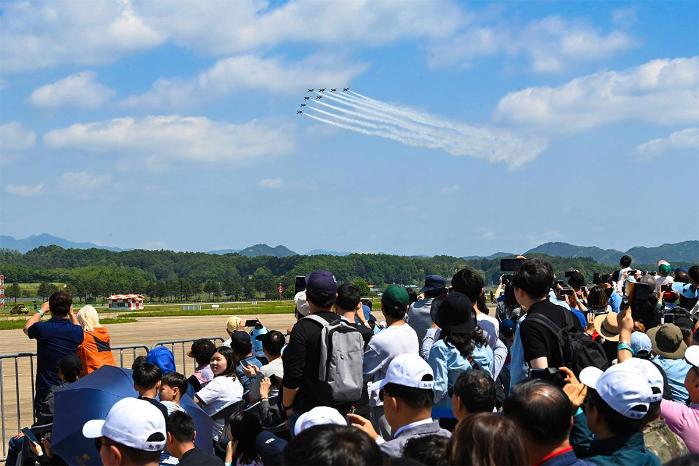 지난해 열린 스페이스 챌린지 2024에서 공군 특수비행팀 블랙이글스가 축하 비행을 하고 있다. 공군 제공