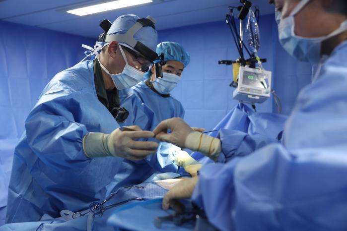 현시학함에서 이국종 국군대전병원장이 긴급수술을 하고 있다.