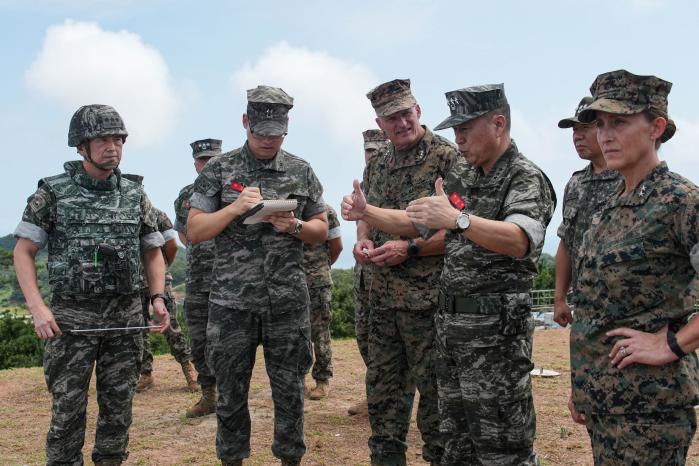 주일석(오른쪽 둘째) 해병대사령관이 21일 연평부대에서 로저 터너(가운데) 미 3해병원정기동군 사령관에게 작전 지역에 대해 설명하고 있다. 사진 제공=박상문 상사