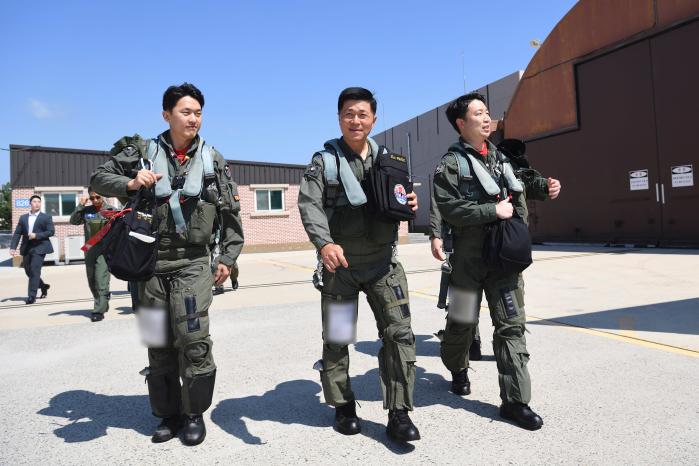 이영수(가운데) 공군참모총장이 21일 군산기지에서 KF-16 전투기에 탑승해 지휘비행하기 위해 조종사들과 함께 이동하고 있다. 공군 제공