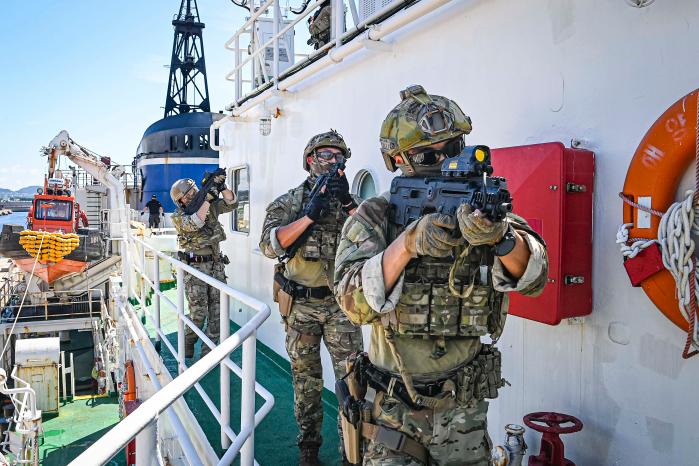 해군기동함대 5작전대(UDT/SEAL) 장병들이 지난 22일 해군제주기지에 정박 중인 제주해양경찰 함정을 수색하고 있다. 부대 제공