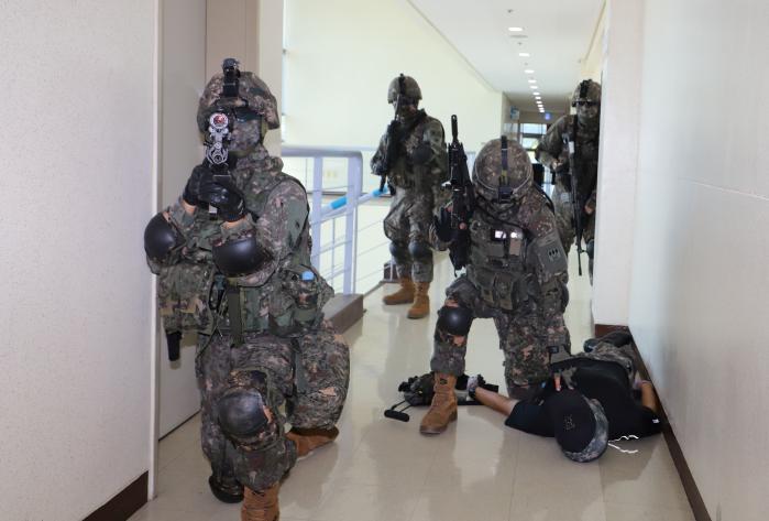 육군35보병사단 장병들이 부안스포츠파크에서 열린 폭발물 테러 대응훈련 중 테러범을 제압하고 있다. 부대 제공