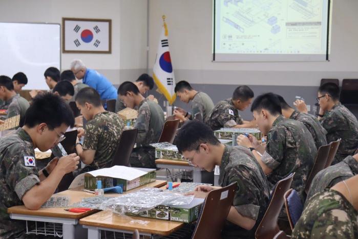 육군55사단 탱고대대 장병들이 밀리터리 프라모델 제작에 열중하고 있다. 부대 제공