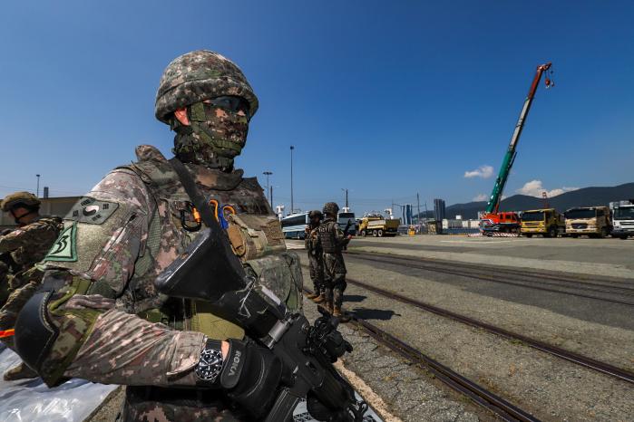 육군53보병사단 장병들이 지난 21일 부산항에서 열린 민·관·군·경·소방 통합 피해복구 훈련에서 주위를 경계하고 있다. 사진 제공= 장정우 군무주무관