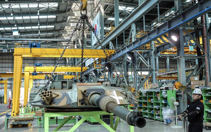 육군종합정비창 정비요원들이 전투피해장비 정비훈련에서 K1A1 전차 포탑을 분리해 포탑거치대에 올려놓고 있다. 부대 제공