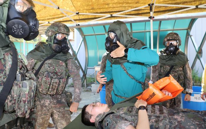육군35보병사단 의무대 장병들이 주둔지 화학탄 낙하 대응훈련에서 이동진료반을 운용하고 있다. 사진 제공=권기현 군무주무관
