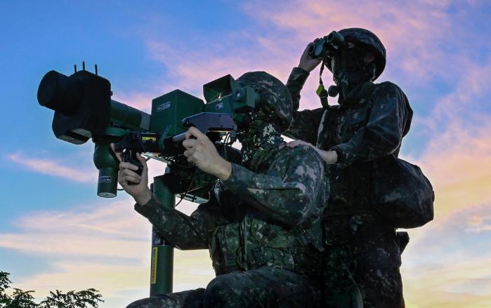 공군2미사일방어여단 장병들이 전투태세훈련 중 항적 추적훈련을 하고 있다. 사진 제공=전현진 병장