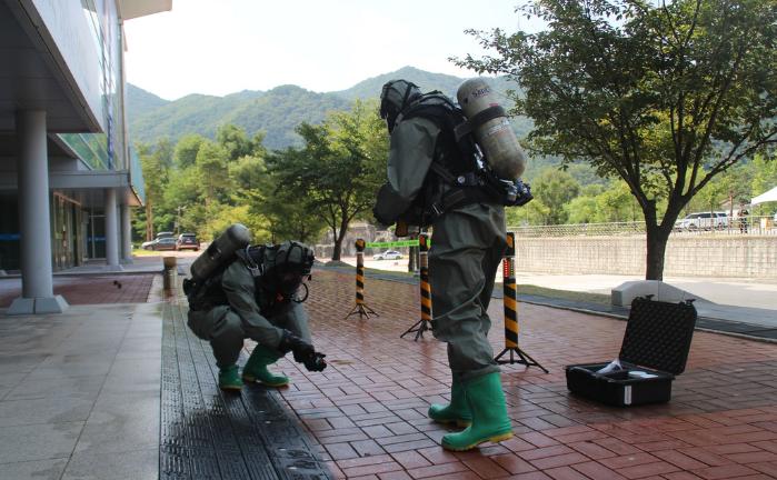 육군36보병사단 화생방테러특수임무대(CRST) 장병들이 통합방위훈련 중 발견한 흰색 가루의 위험성 여부를 확인하고 있다. 부대 제공