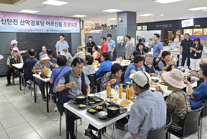 향군 산하 고속도로휴게소사업본부가 지난 20일 신탄진휴게소에서 개최한 지역 어르신 초청 오찬에서 어르신들이 식사를 즐기고 있다. 향군 고속도로휴게소사업본부 제공