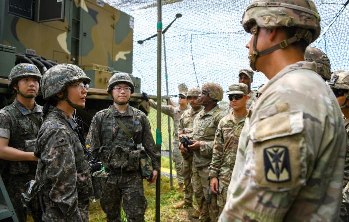 25일 진행된 ‘2025년 을지 자유의 방패(UFS) 한미연합 실기동방어훈련’에서 우리 공군의 미사일방어 작전요원들이 주한미군 장병들에게 천궁을 소개하며 전술토의를 하고 있다. 부대 제공