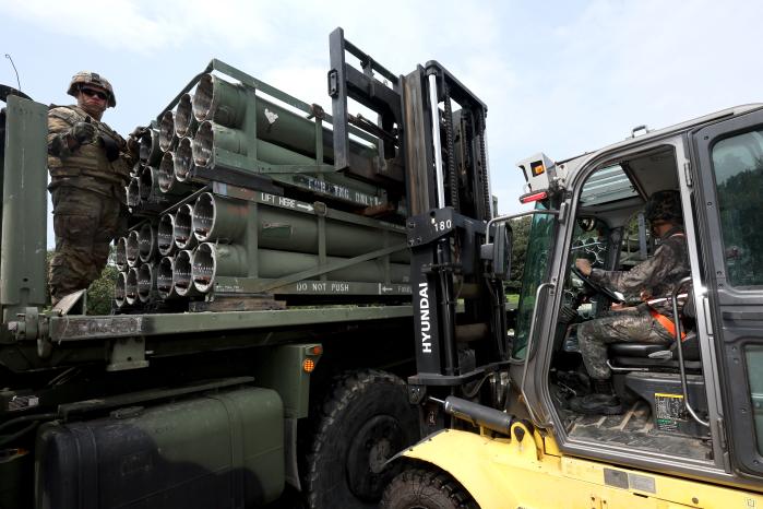 육군1군수지원여단이 25일 실시한 전시 대화력전 대비 탄약 보급훈련에서 한미 장병들이 지게차를 이용해 운송차량과 컨테이너 결합시스템(PLS) 차량에 탄약을 적재하고 있다. 조종원 기자