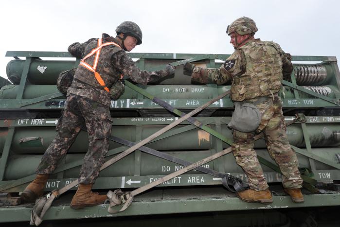 한미 장병들이 25일 전시 대화력전 대비 탄약 보급훈련에서 차량에 적재된 탄약 결박을 마치고 주먹인사를 하고 있다.