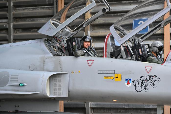 이영수 공군참모총장이 25일 지휘비행에 앞서 F-5 전투기에 탑승해 엄지를 치켜세우고 있다. 공군 제공