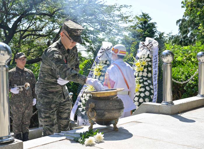 25일 해군진해기지사령부가 거행한 여좌검문소 순직 군사경찰 장병 추모행사에서 전웅식 진기사 육상경비대대장이 순직비에 분향하고 있다. 부대 제공