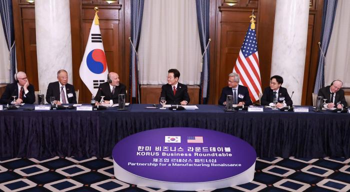 이재명 대통령이 25일(현지시간) 미국 워싱턴DC 윌러드 호텔에서 열린 한미 비즈니스 라운드 테이블에 참석해 하워드 러트닉(왼쪽 둘째) 미국 상무장관의 발언을 듣고 있다. 이 자리에는 젠슨 황(오른쪽 둘째) 엔비디아 최고경영자(CEO)도 함께했다. 연합뉴스