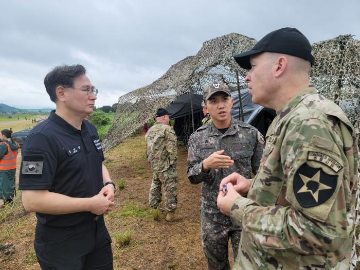 전창영(군무이사관·왼쪽) 전투준비안전단장이 26일 한미 연합도하훈련 현장을 방문해 미2사단/한미연합사단 안전진단팀 관계자와 이야기를 나누고 있다. 부대 제공