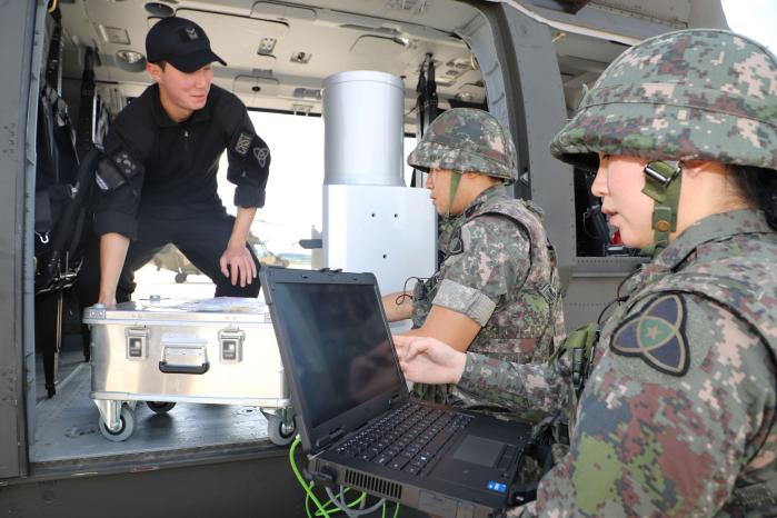 육군35보병사단 화생방대대 장병들이 공중원거리 화학정찰 훈련 중 헬기에 탑재한 탐지 장비 작동을 확인하고 있다. 부대 제공