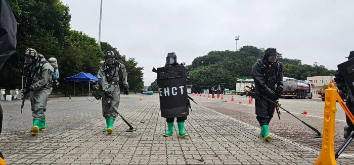육군32보병사단 위험성폭발물개척팀 장병이 26일 열린 불발탄 처리 합동훈련 중 안전지대 확보를 위한 탐지를 하고 있다. 부대 제공