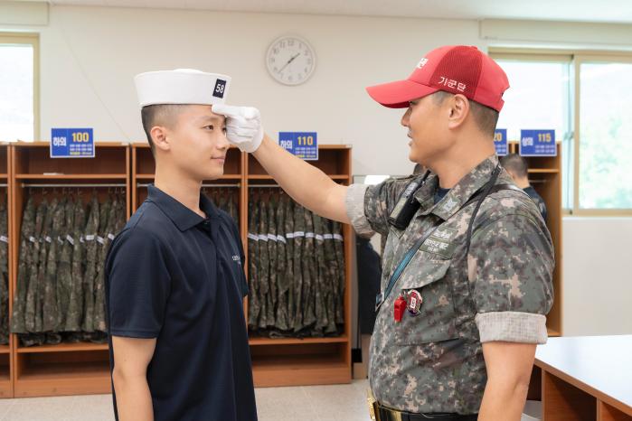 해군교육사령부는 ‘해전사 피팅룸’을 운영함으로써 신병 초도보급 피복 체척체계를 발전시키고 있다. 사진은 신병교육대대 김정남 상사가 훈련병의 피복 측정을 도와주고 있는 모습. 부대 제공