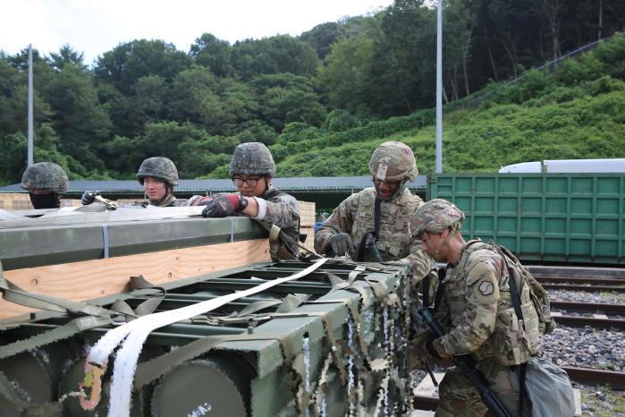 한미 장병들이 한미 연합 탄약 지속지원훈련 중 탄약 전환적재와 공중보급을 위해 탄약상자를 결속하고 있다. 사진 제공=김도영 상병
