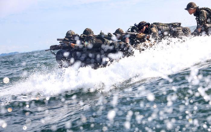 육군특수전사령부 귀성부대 특전대원들이 지난 26일 충남 태안군 안면도해상훈련장에서 열린 한미 연합 해상침투훈련 중 고무보트를 타고 해안에 접근하고 있다.
