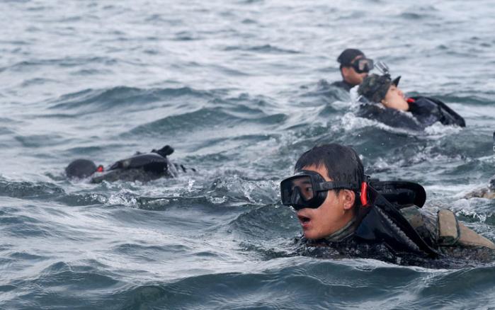 미군 UH-60 헬기에서 이탈해 고무보트로 접근 중인 특전대원들.