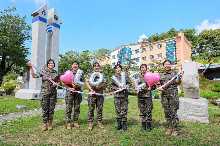 윤소희 중사, 김미리·박현선 상사, 권혜림 원사, 이나경·나이슬 하사(왼쪽부터)가 4m 길이 리본을 들고 기념촬영을 하고 있다.