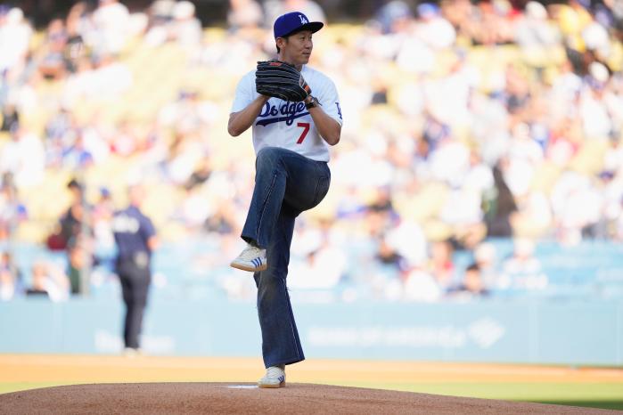 손흥민이 27일(현지시간) 열린 2025 MLB LA 다저스-신시내티 레즈 전에서 시구를 펼쳤다. AP 연합뉴스