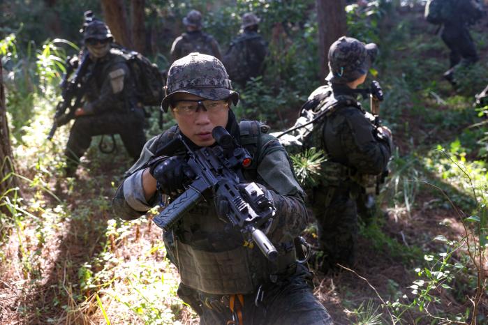 특전대원들이 특수정찰을 하며 목표물에 접근하고 있다.